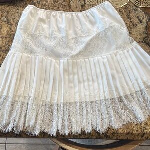 Chic Knee Length White Lace Mini Skirt